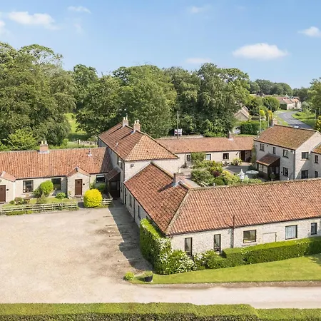 The Stables - Uk49964 *